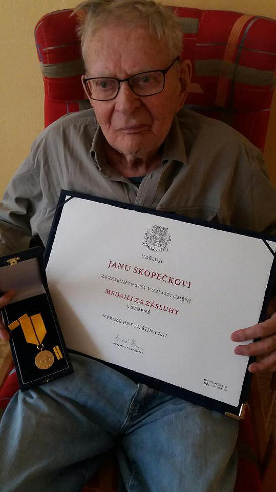 Jan Skopeček se pochlubil vyznamenáním.