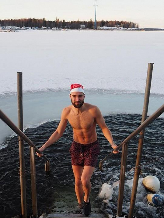 Fotbalista Tim Sparv je na koupání v ledové vodě zvyklý.