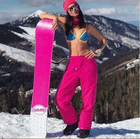 Monika Leová vítala jaro na snowboardu.