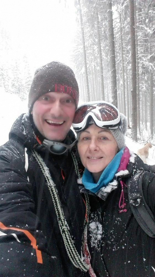 Na túře v Peci pod Sněžkou. Dan jezdí na snowboardu a na běžkách, Lucie nelyžuje.