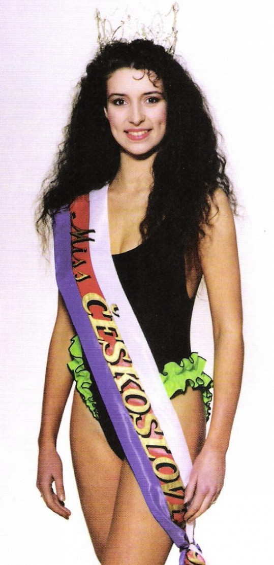 Renáta Gorecká v roce 1990 se šerpou a korunkou pro královnu krásy.
