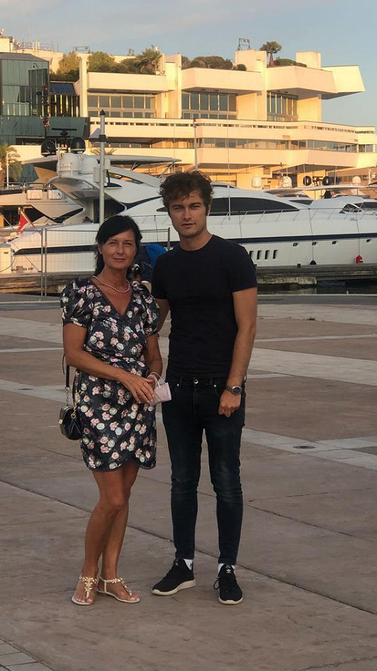 Se synem Vítkem (30) v Cannes.