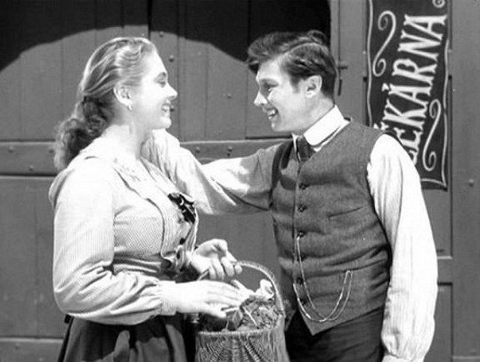 Míla Myslíková ve filmu Nejlepší člověk (1954). Na snímku s Jaroslavem Marešem. V té době to prý byla hezky vyvinutá sexy herečka.