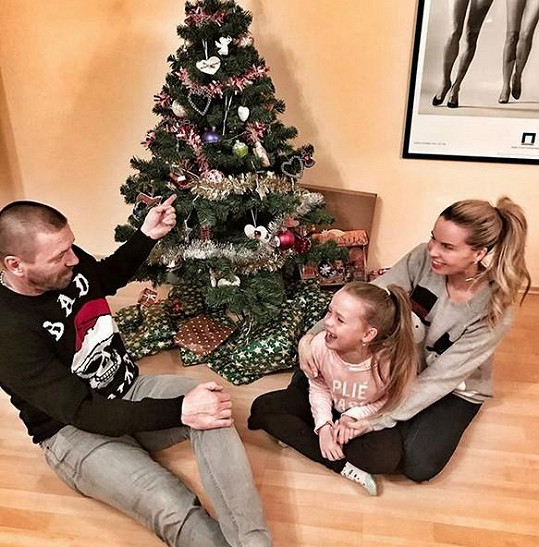 První společné Vánoce si užívají i Kateřina Kristelová s Tomášem Řepkou. Na snímku rozesmátá Katčina dcera Claudia.