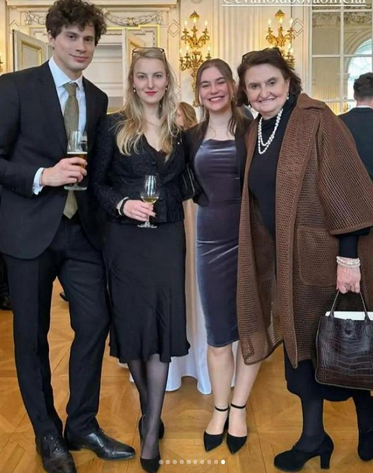 Eva Holubová s rodinou a přáteli ve Španělském sále