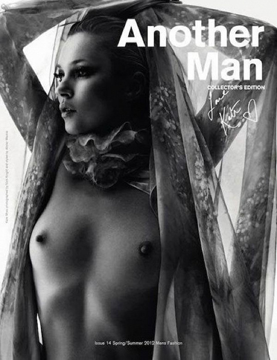 Kate Moss nemá ani s úplnou nahotou problém. Tento snímek nedávno zdobil titulku časopisu Another Man.