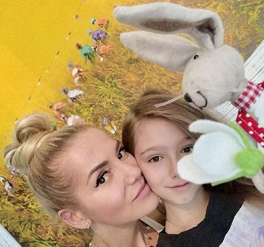 Dara Rolins popřála fanouškům klidné svátky fotkou s dcerou Laurou.
