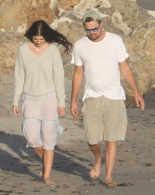 Leo a Camila na pláži v Malibu