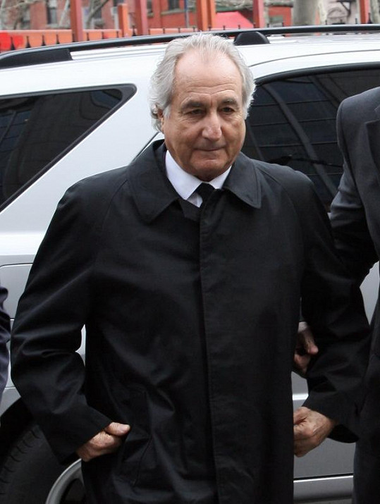 Bernard Madoff před budovou newyorského soudu.