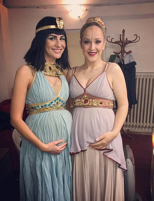 V muzikálu Kleopatra s Betkou Bartošovou (vlevo), která těhotenství pouze hrála.