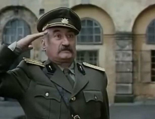 Pavel Landovský jako major Terazky ve filmu Černí baroni (1992)
