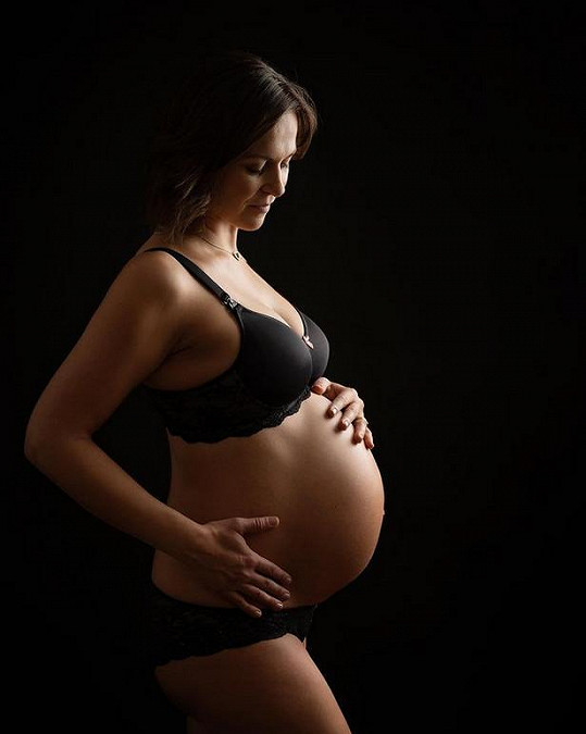 Krátce před porodem si na těhotenství nechala udělat tuto vzpomínku.