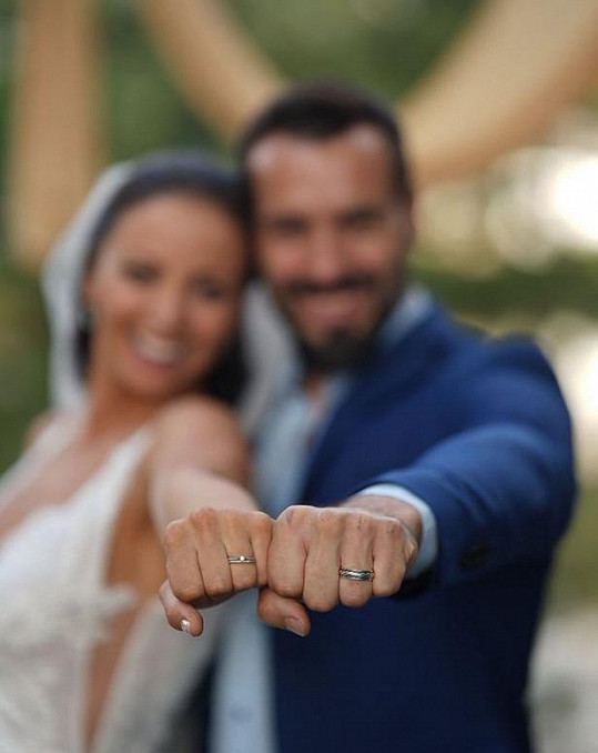 Novomanželé se po obřadu, který se konal v mlýně v Černovicích, pochlubili snubními prsteny.