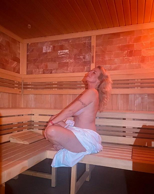 Lucie Benešová si užívá saunování...