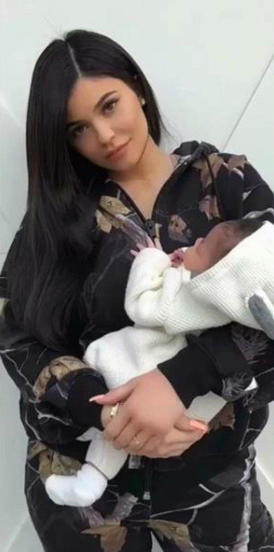 Kylie Jenner sdílela s fanoušky fotku, na níž pózuje s měsíční dcerkou Stormi. Fanoušci řeší i prstýnek na levé ruce mladé maminky...