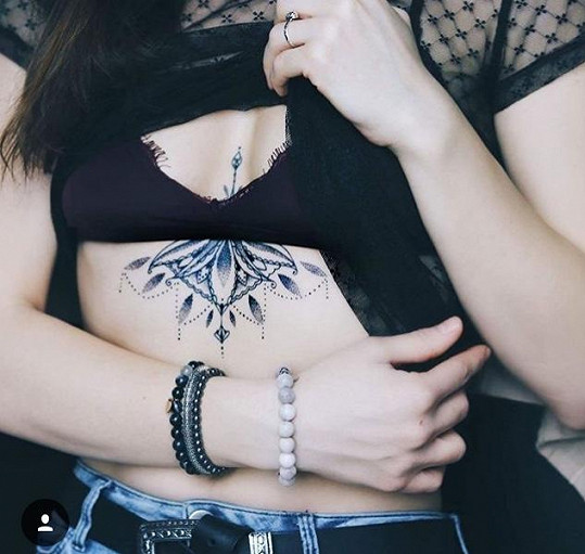 Její tělo zdobí výrazné tetování.