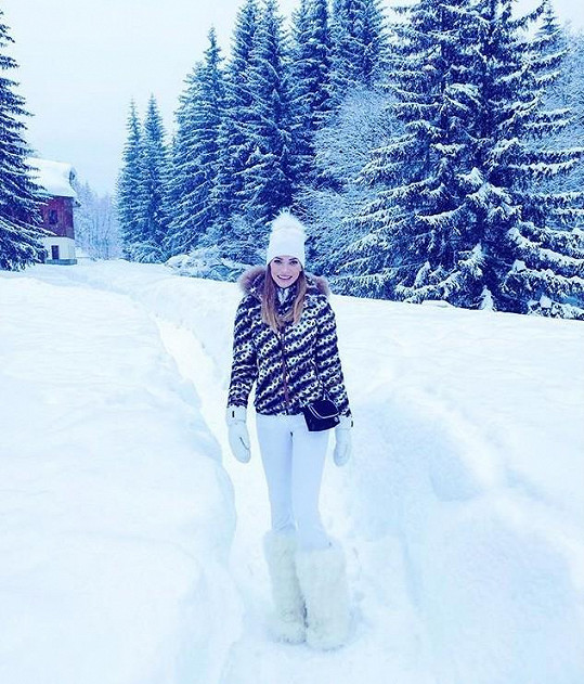 Verešová si užívá zimní radovánky ve Špindlu.