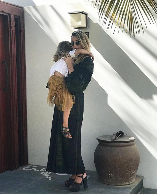 Ivana s dcerkou Isabelou na dovolené v Ománu.