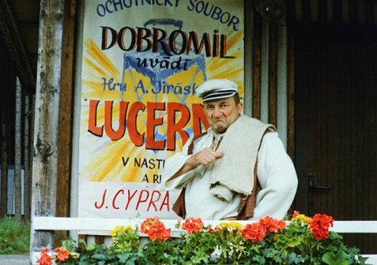 Ochotníka, který měl v Lucerně hrát postavu mlynáře, ztvárnil známý kaskadér a sportovec Zdeněk Srstka.