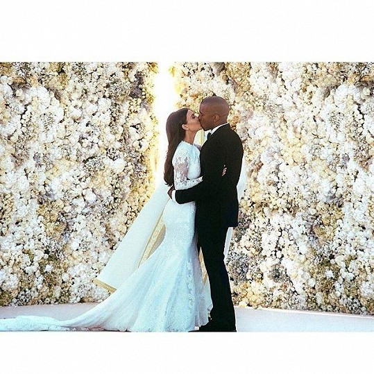 Kim Kardashian a Kanye West pojali svatbu ve velkém stylu. Nikdo nic jiného ani nečekal.