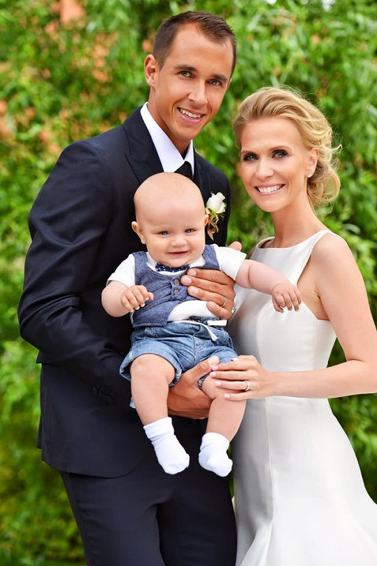 Michaela Ochotská s Lukášem Rosolem na svatební fotce z července 2015. V náruči drží malého Andrého.