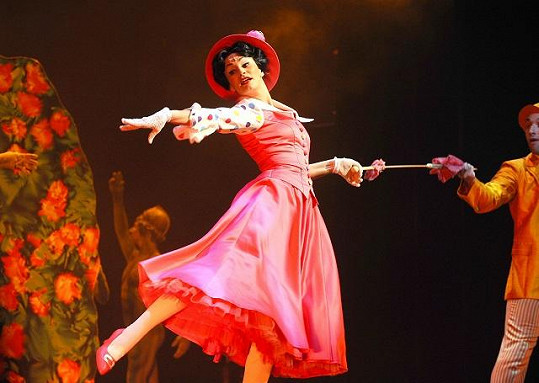 Monika v roli Mary Poppins, kterou momentálně ztvárňuje v Divadle Hybernia.
