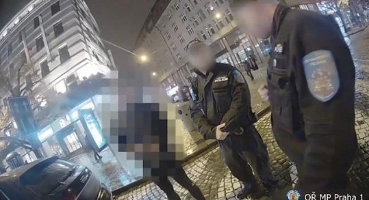 Policie zveřejnila video s mužem, který se s nimi hádal kvůli špatnému parkování.
