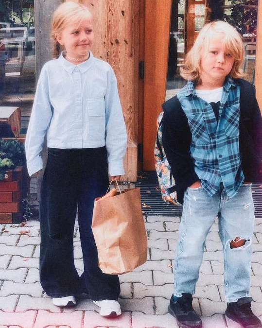 Starší děti Tomáše Kluse, dcera Josefína a syn Alfréd, vyrazily do školních lavic. „Kde jsou ta miminka?“ dojímal se zpěvák.