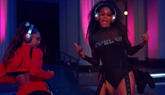 Zpěvačka ve videoklipu k písní Level Up.