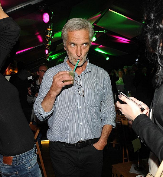 Tomáš Hanák se skleničkou s drinkem z irské whisky.