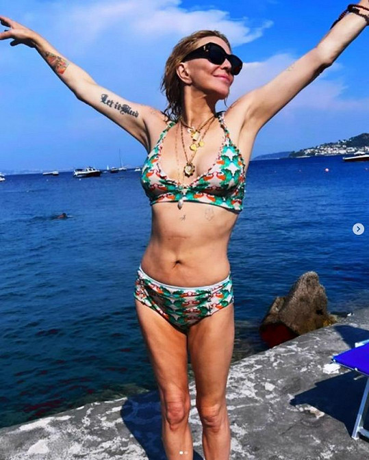 Courtney Love tráví dovolenou na Ischii. 