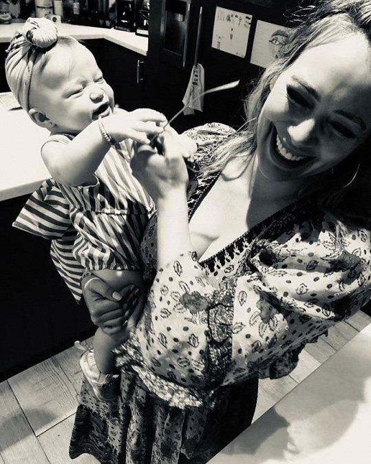 Hilary Duff s dcerkou Banks, naušniček by si člověk sotva všiml, některé maminky s nimi však měly problém. 