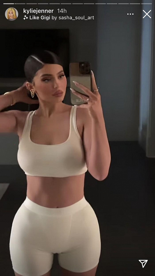 Kylie se stále více podobá starší sestře Kim Kardashian. 