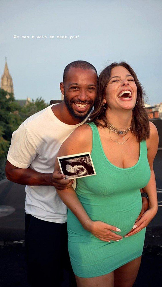 Ashley Graham a její manžel Justin Ervin budou rodiči. Kdy se má dítě narodit, neřekli.
