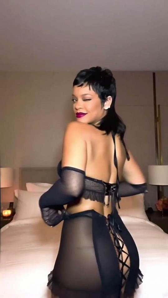 Rihanna na sobě měla nedávno stejný model v černém provedení. 