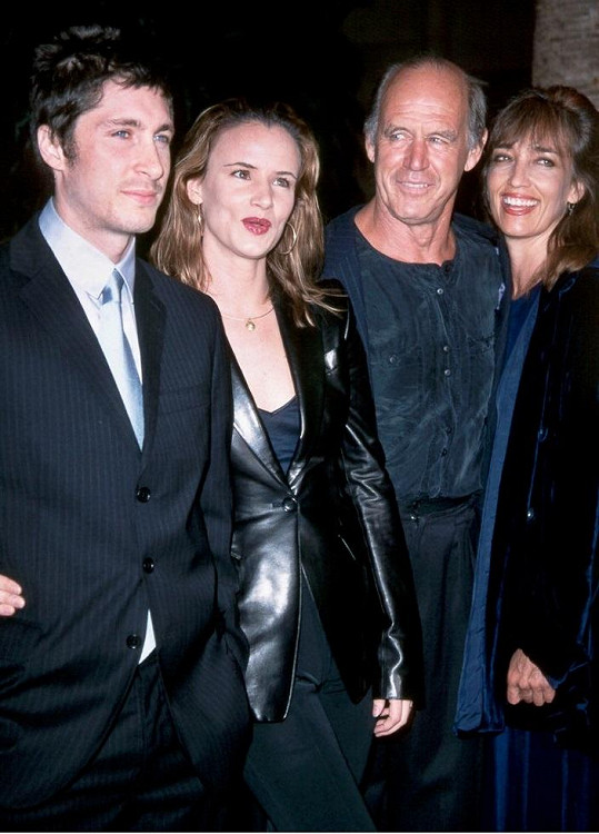 Geoffrey Lewis s bývalou manželkou Glenis Batley a dcerou Juliette Lewis a jejím exmanželem Stevem Berrou