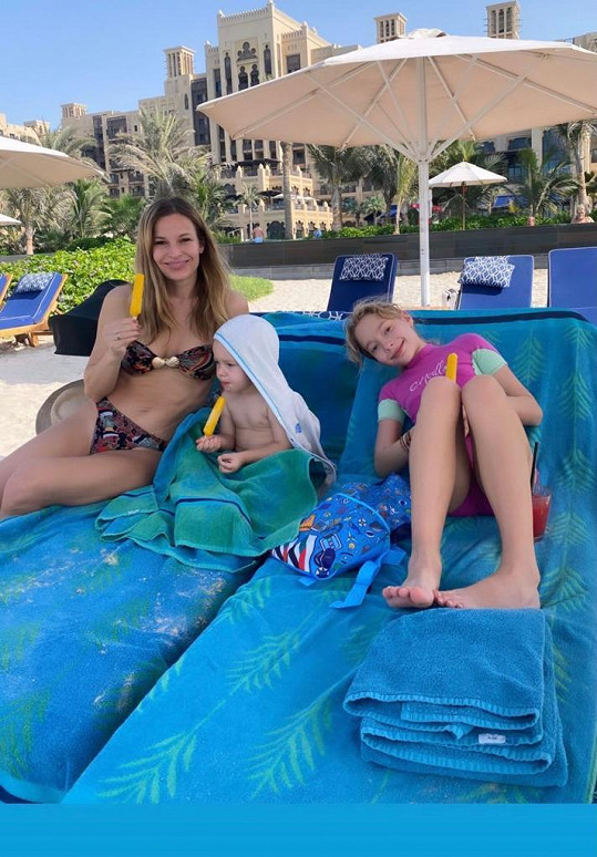 Petra s dětmi Rachel a Edou na dubajské pláži.