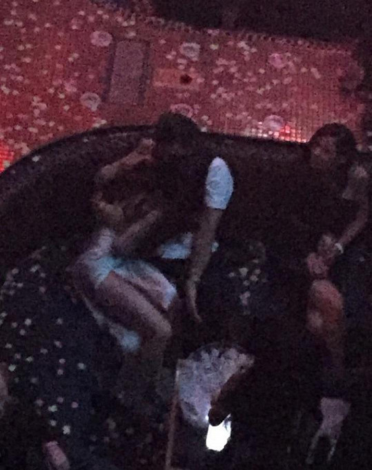 Selena s Orlandem k sobě měli v nočním baru hodně blízko. 