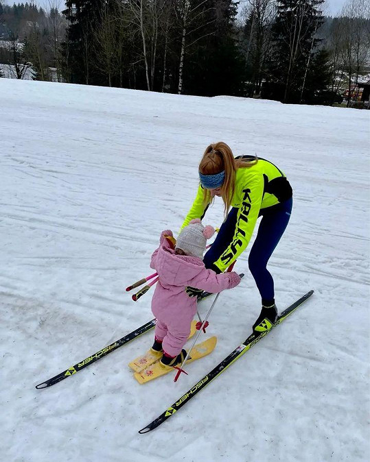 Izabelku už učí na lyžích.