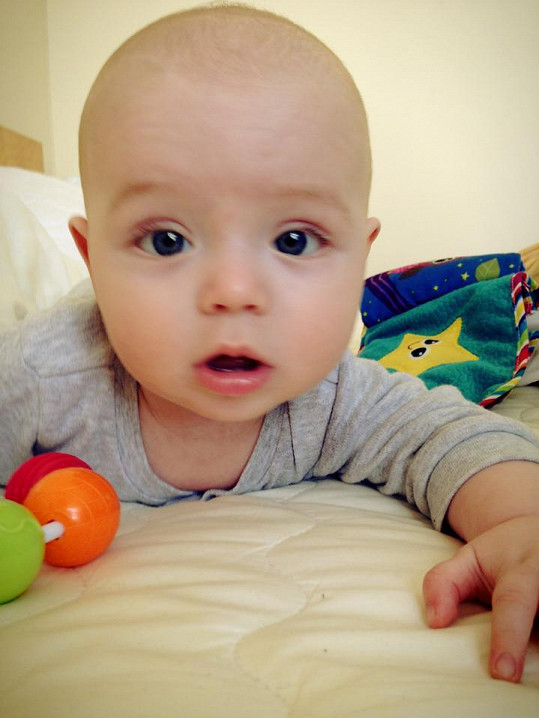 Pětiměsíční syn Simony Krainové je celý po tatínkovi.