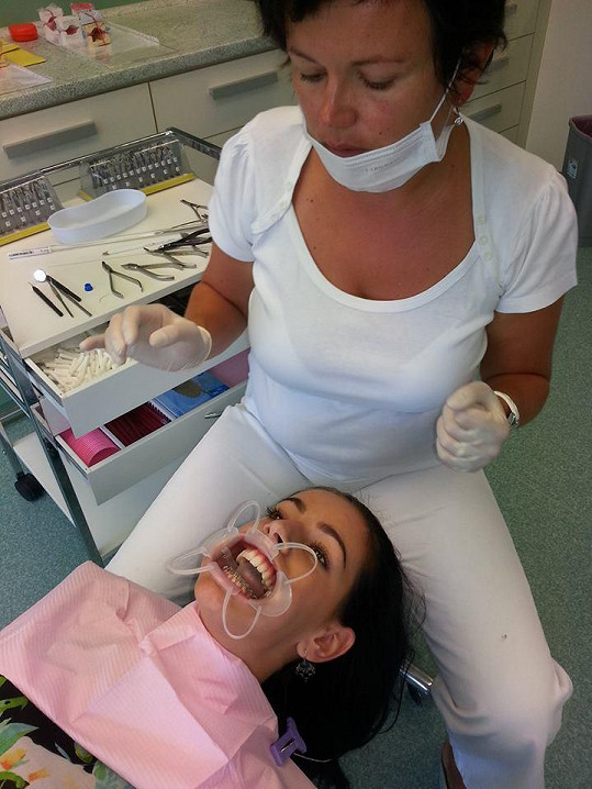 ...ortodontistka Martina Gebauerová Genny nacpala do úst plastovou pomůcku.