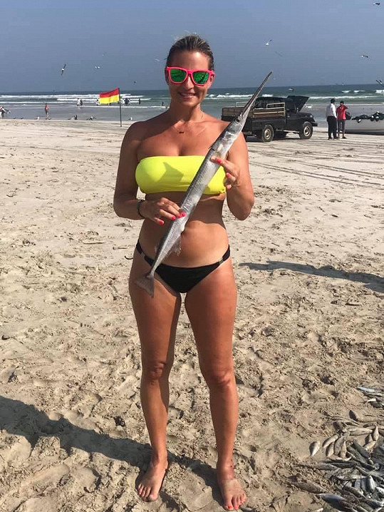 Monika Marešová si užívá sluníčka v exotice a také rybaří.