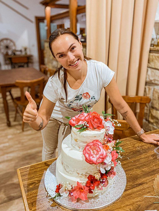 Kamila a její vlastnoručně vyrobený svatební dort.