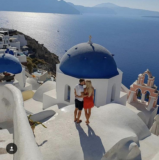 Jakub s Evou na místě obřadu na ostrově Santorini