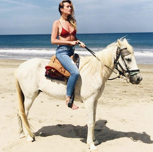 Petra na dovolené jezdila po pláži i na koni.