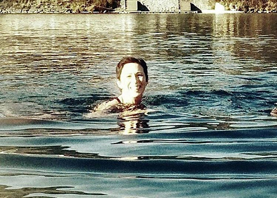 Herečka si dopřála k narozeninám otužovací plavání v řece