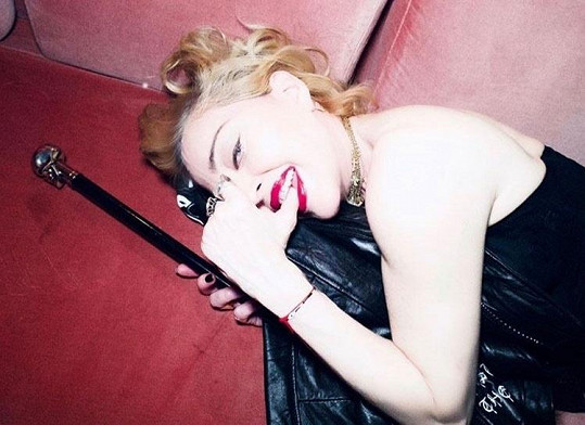 Madonna se zotavuje po operaci kolene. 