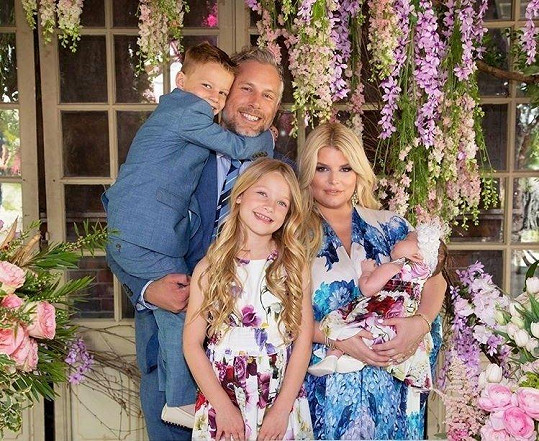 Jessica Simpson se manželem a dětmi.