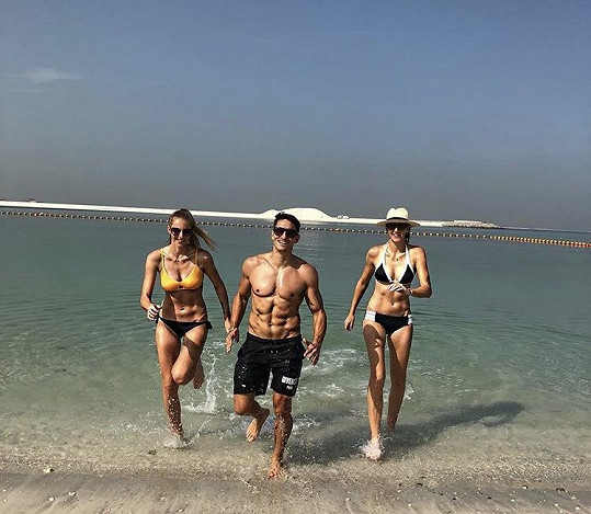 Po náročné sezóně si užívají dovolenou. Zleva: Kristýna Plíšková, Michal Hrdlička a Karolína Plíšková