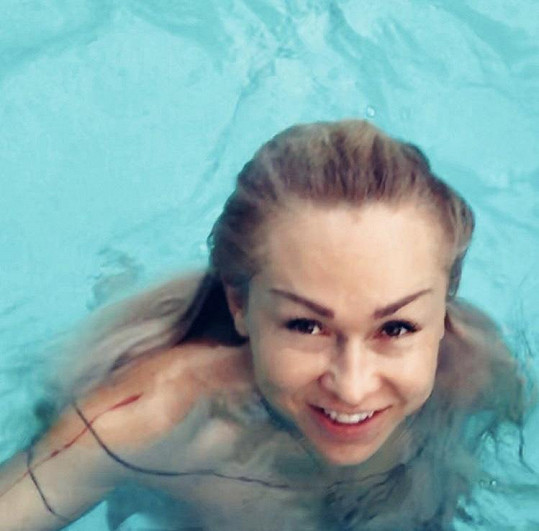 Kateřina Kaira Hrachovcová se pózováním v bazénu netrápila.